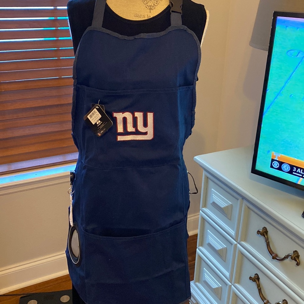 NY Giants Apron NWT! Holds utensils and your BEER! Great Xmas present!